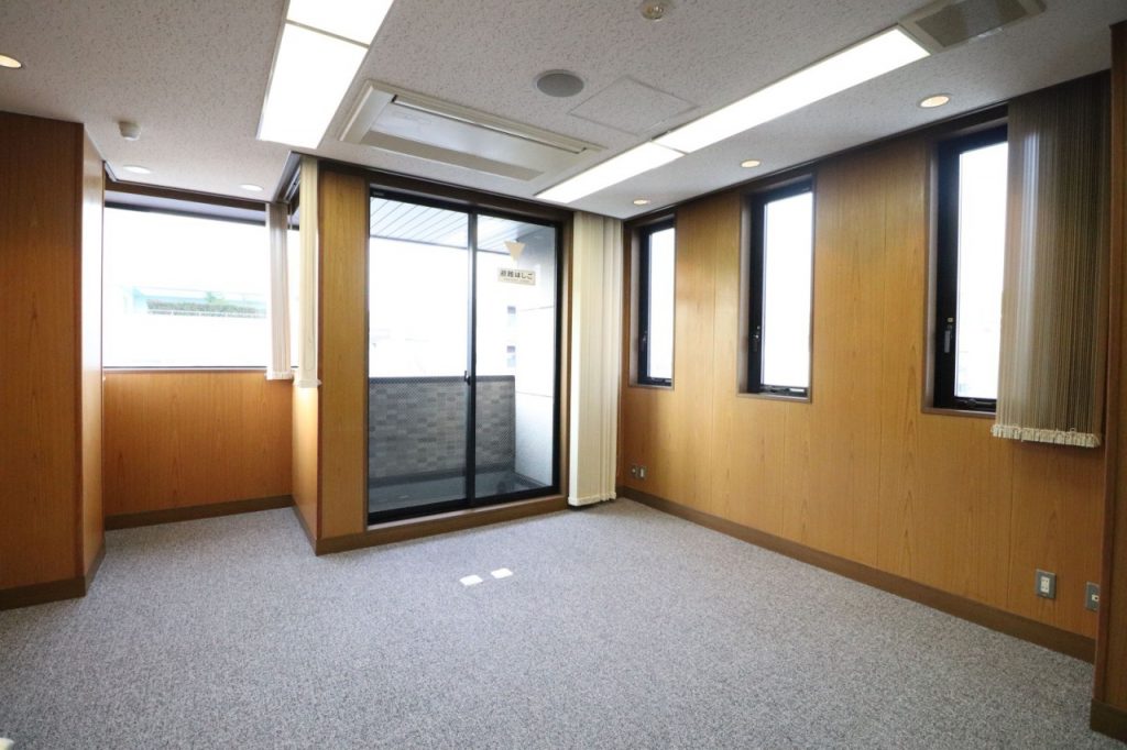 コンパクトながら複数のスペースで使い分けができる最上階オフィスの写真1