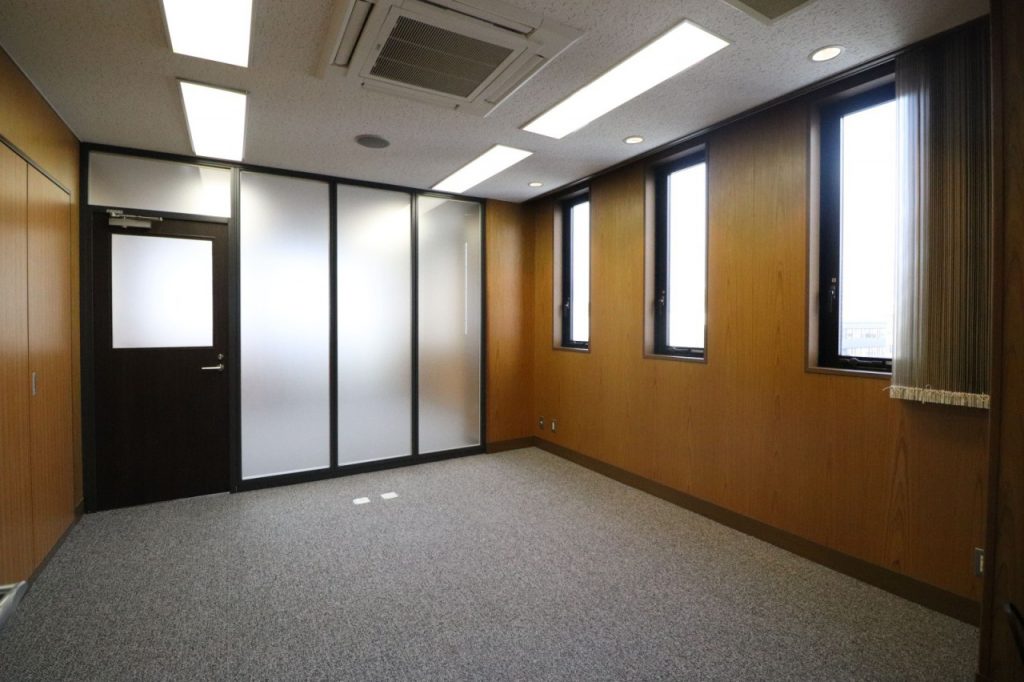 コンパクトながら複数のスペースで使い分けができる最上階オフィスの写真3