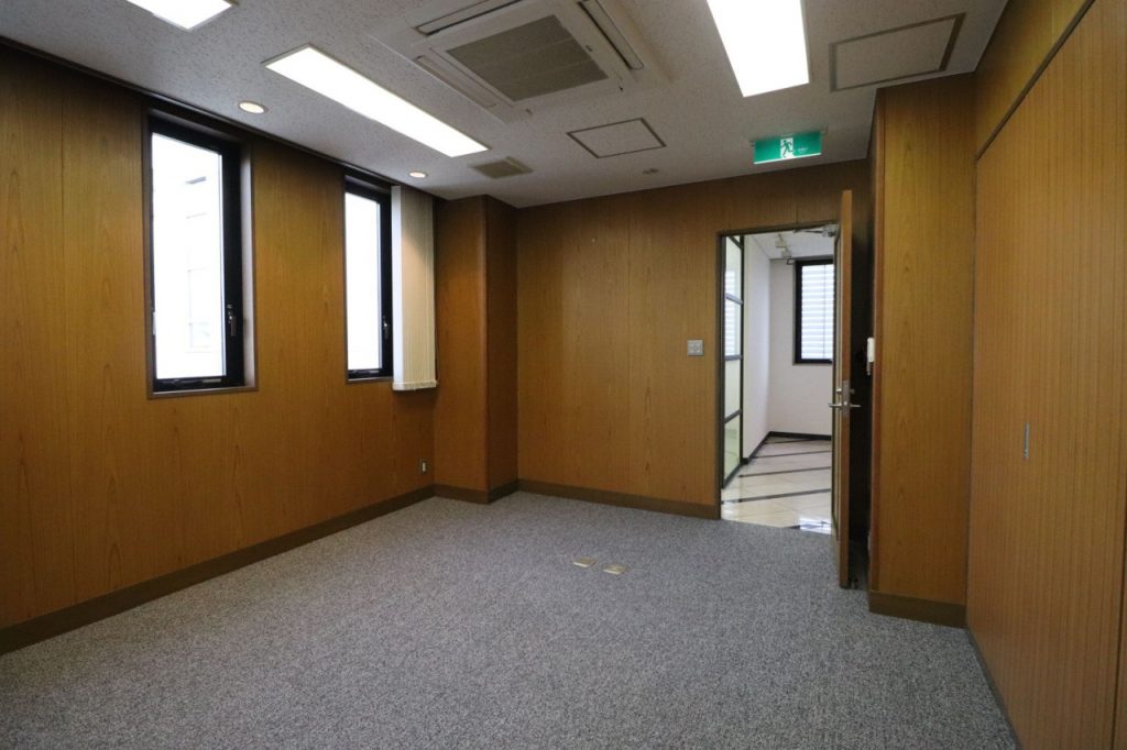 コンパクトながら複数のスペースで使い分けができる最上階オフィスの写真4
