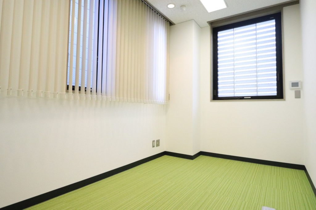 コンパクトながら複数のスペースで使い分けができる最上階オフィスの写真6