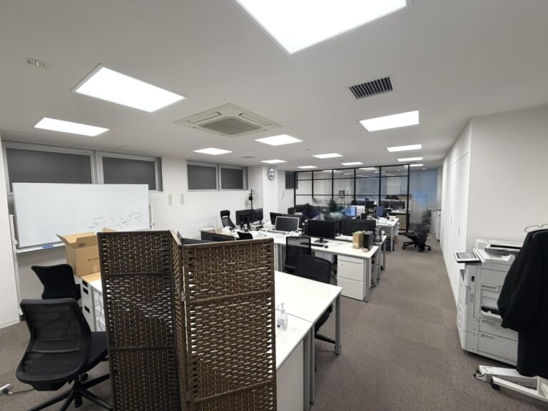 【居抜き 神田駅徒歩1分】初期費用を大幅カット！ガラス張りの会議室を備えた居抜きオフィス