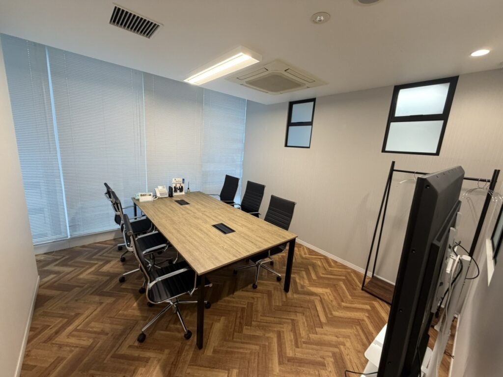 【居抜き 神田駅徒歩1分】初期費用を大幅カット！ガラス張りの会議室を備えた居抜きオフィスの写真3