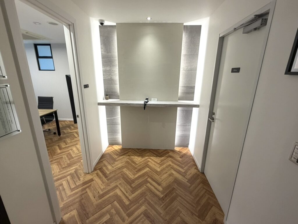 【居抜き 神田駅徒歩1分】初期費用を大幅カット！ガラス張りの会議室を備えた居抜きオフィスの写真4