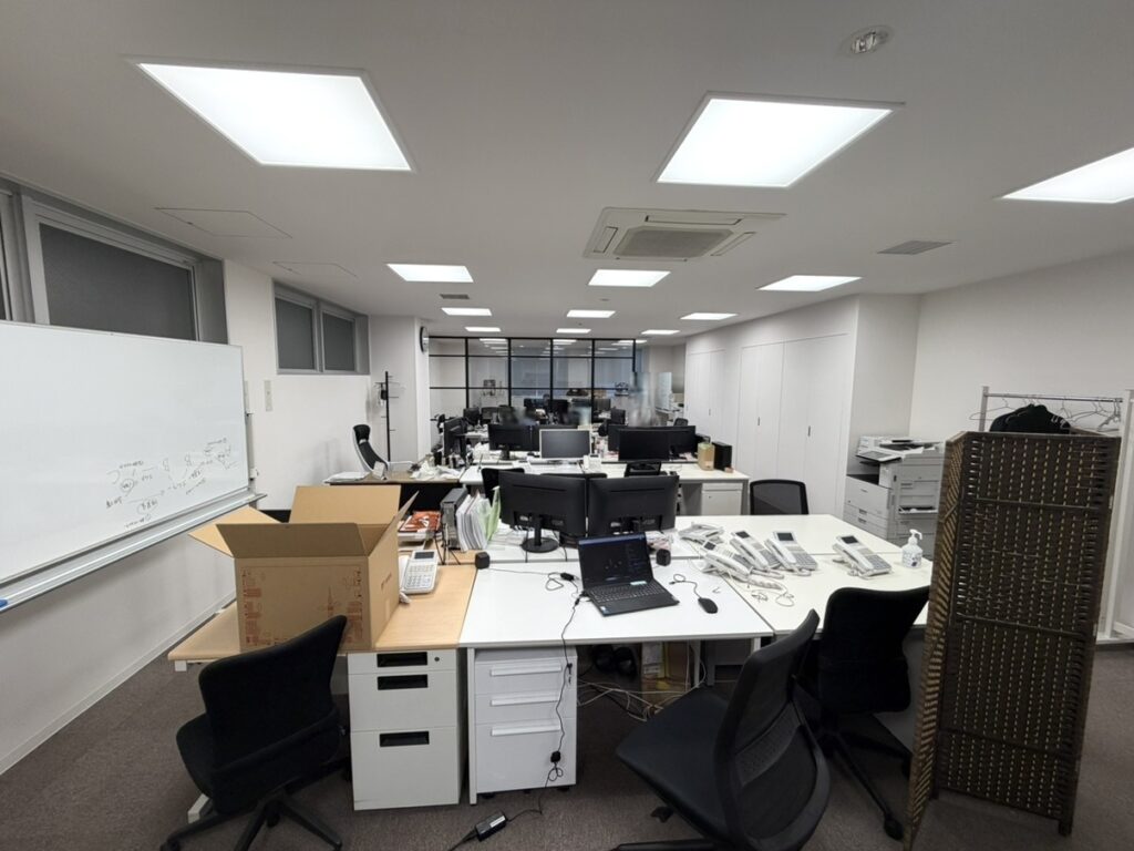 【居抜き 神田駅徒歩1分】初期費用を大幅カット！ガラス張りの会議室を備えた居抜きオフィスの写真5