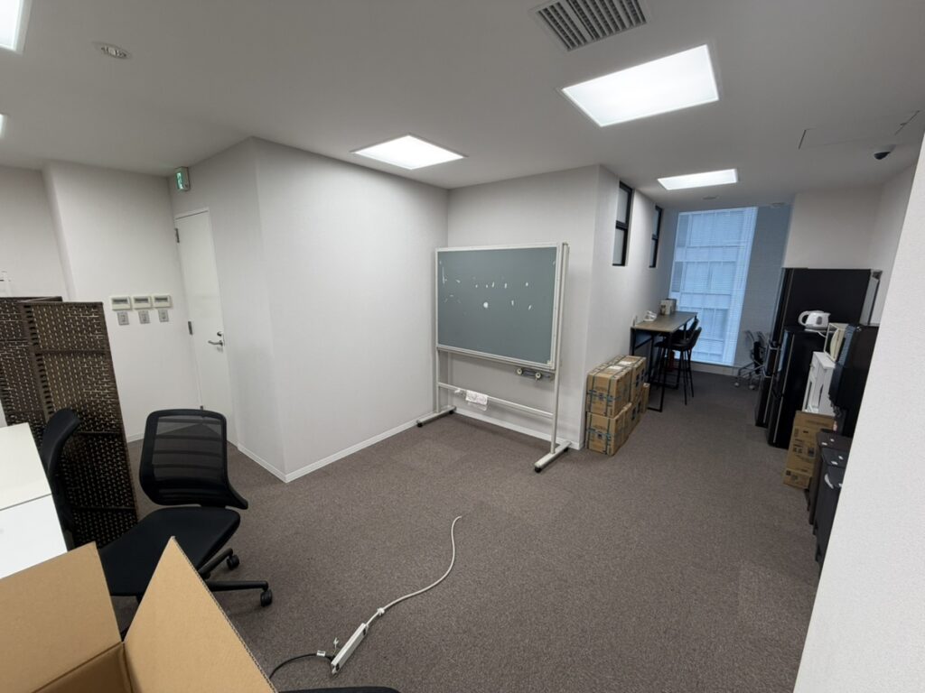 【居抜き 神田駅徒歩1分】初期費用を大幅カット！ガラス張りの会議室を備えた居抜きオフィスの写真6