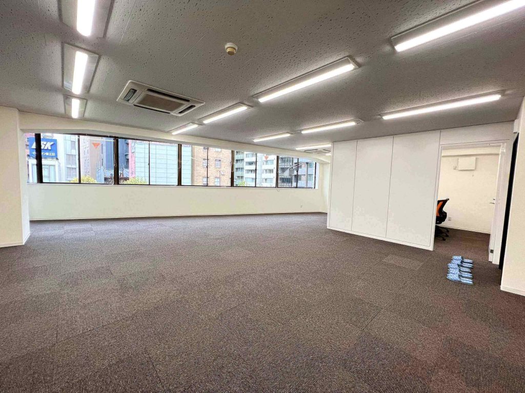 神田駅徒歩１分！8人用会議室・内装付きセットアップオフィスの写真1