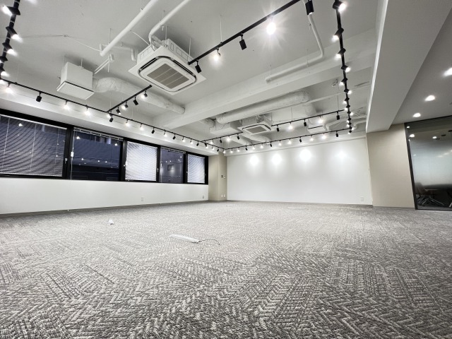 小川町駅徒歩4分！白を基調とした内装が特徴的なセットアップオフィスの写真3