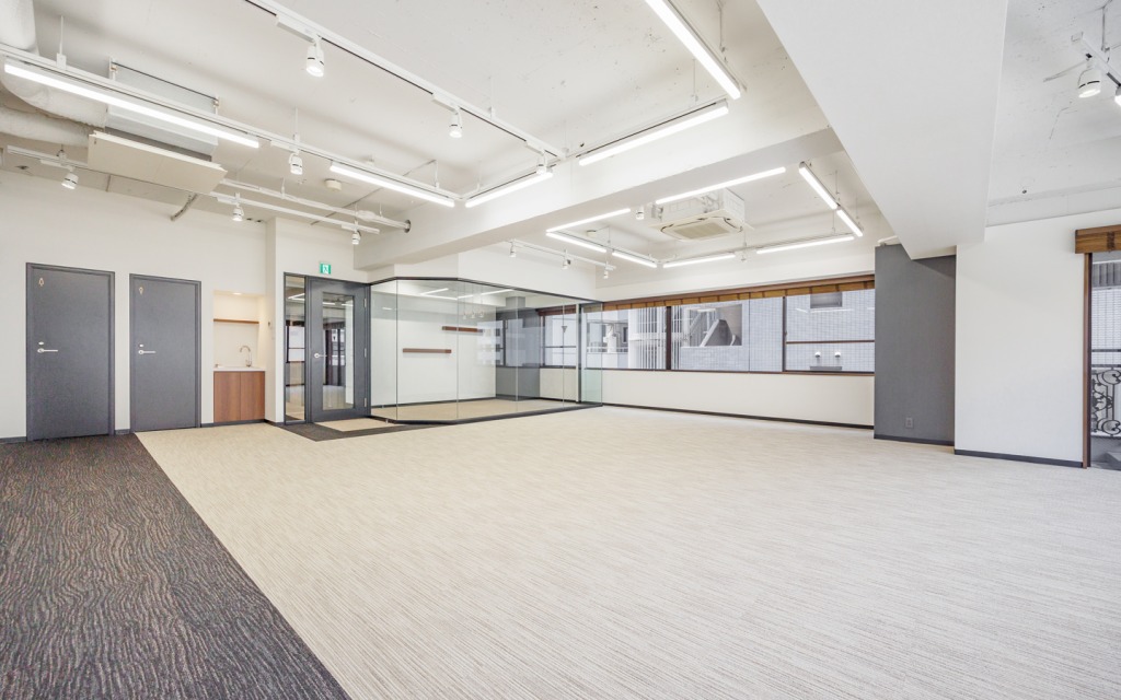 レイアウトしやすい無柱の室内形状＆ガラス張り6名会議室付きオフィスの写真5