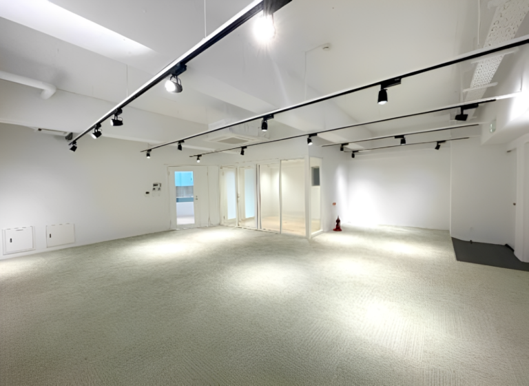 スケルトン天井×白い壁でモダンな雰囲気を演出したオフィス