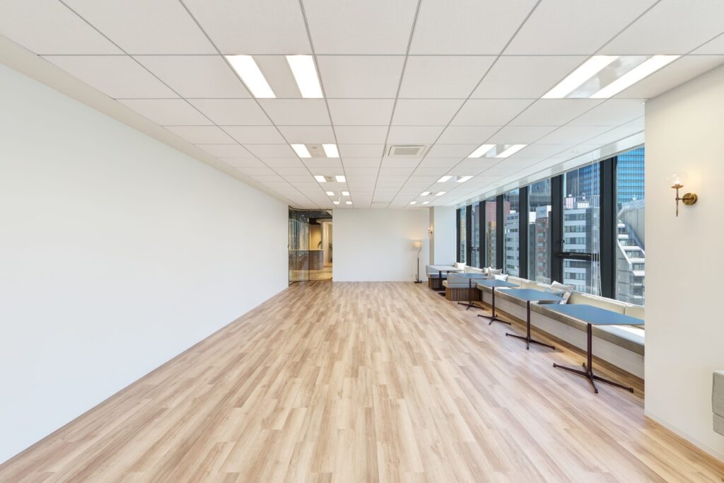 芝公園駅徒歩5分!採光抜群で陽の差し込むセットアップオフィスの写真1