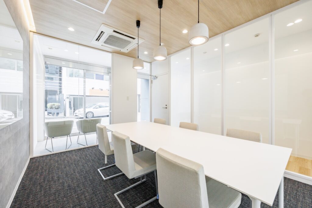 【セットアップ 神田駅】質感と機能性が両立する家具付きオフィスの写真1