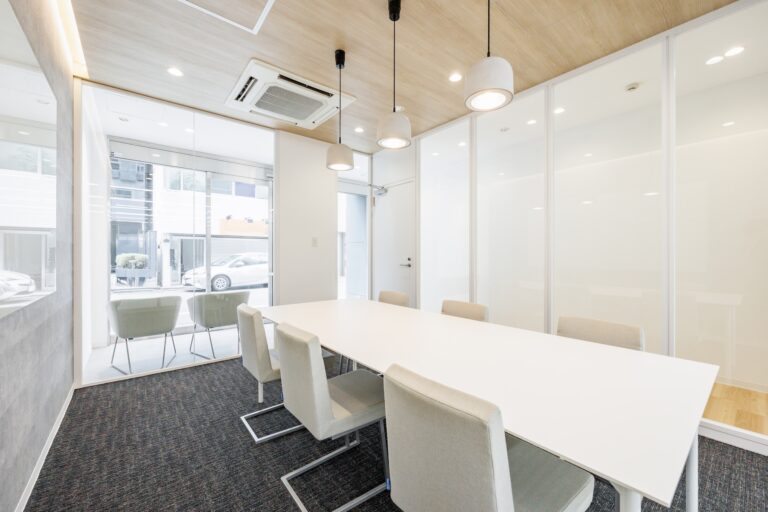 【セットアップ 神田駅】質感と機能性が両立する家具付きオフィス