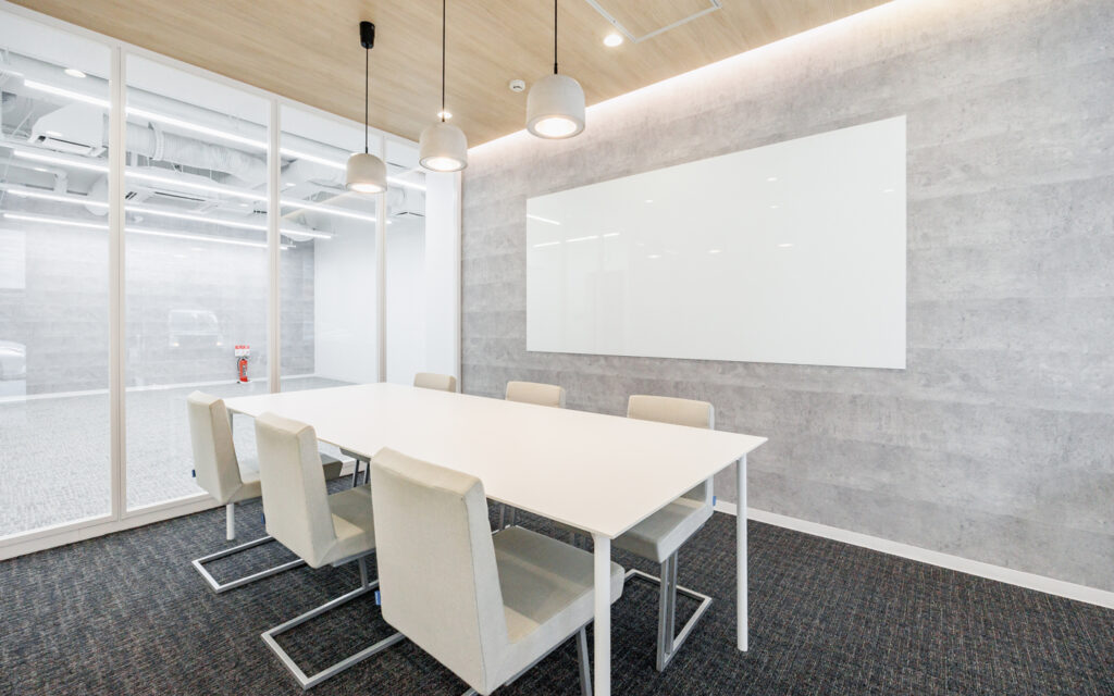 【セットアップ 神田駅】質感と機能性が両立する家具付きオフィスの写真3