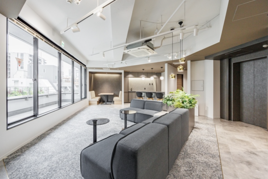 日本橋エリアの魅力を体現するモダンオフィス｜会議室・フォンブース付きの写真1