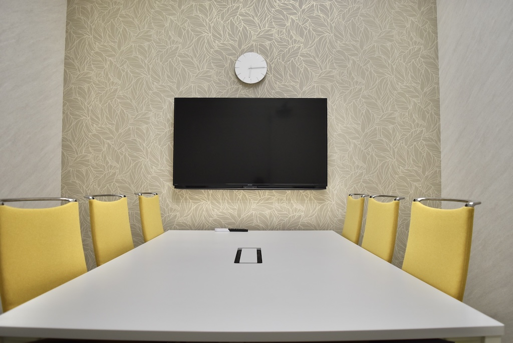 事業拡大に伴うオフィス移転でオンオフのメリハリをつけた働き方を実現｜Aflac Ventures Japan株式会社／Hatch Healthcare株式会社 黄色い椅子がある会議室