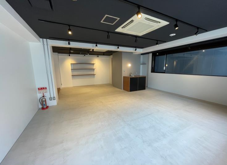 三田駅徒歩5分！白を基調としたシックな空間の居抜きオフィス