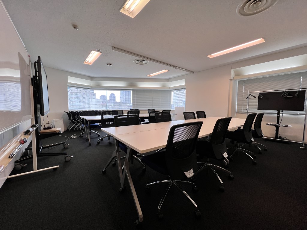恵比寿駅徒歩5分！100坪超えで複数会議室付きの居抜きオフィス　シンプルな内装の執務室