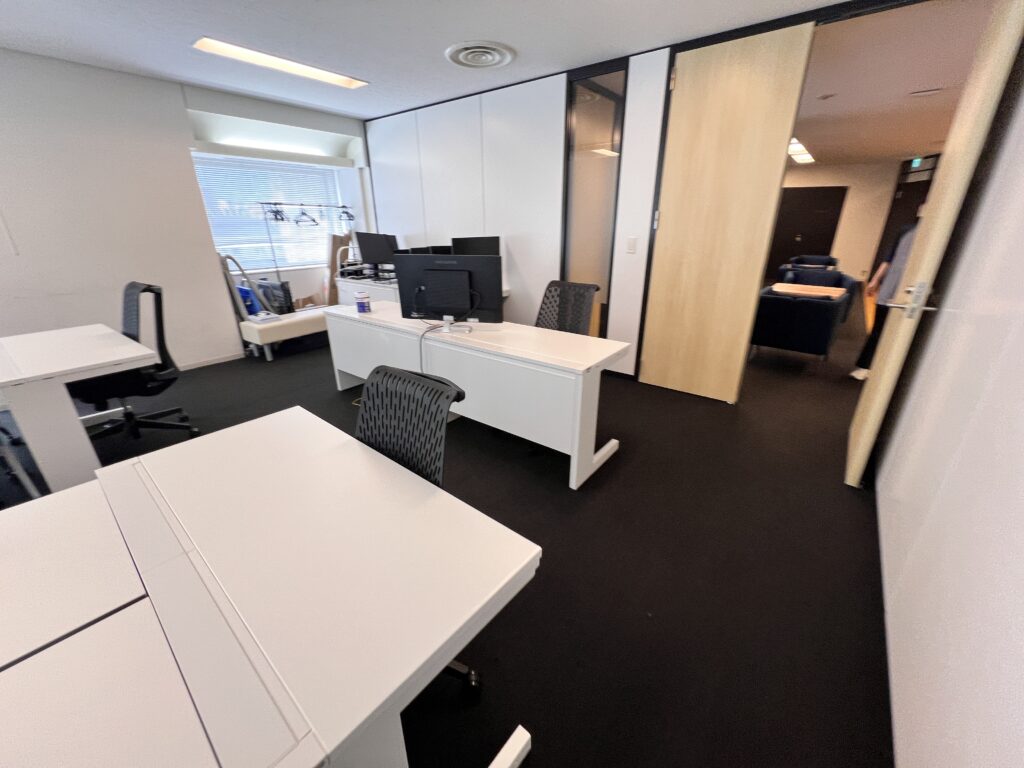 恵比寿駅徒歩4分！会議室完備＆洗練デザインの居抜きオフィスの写真3