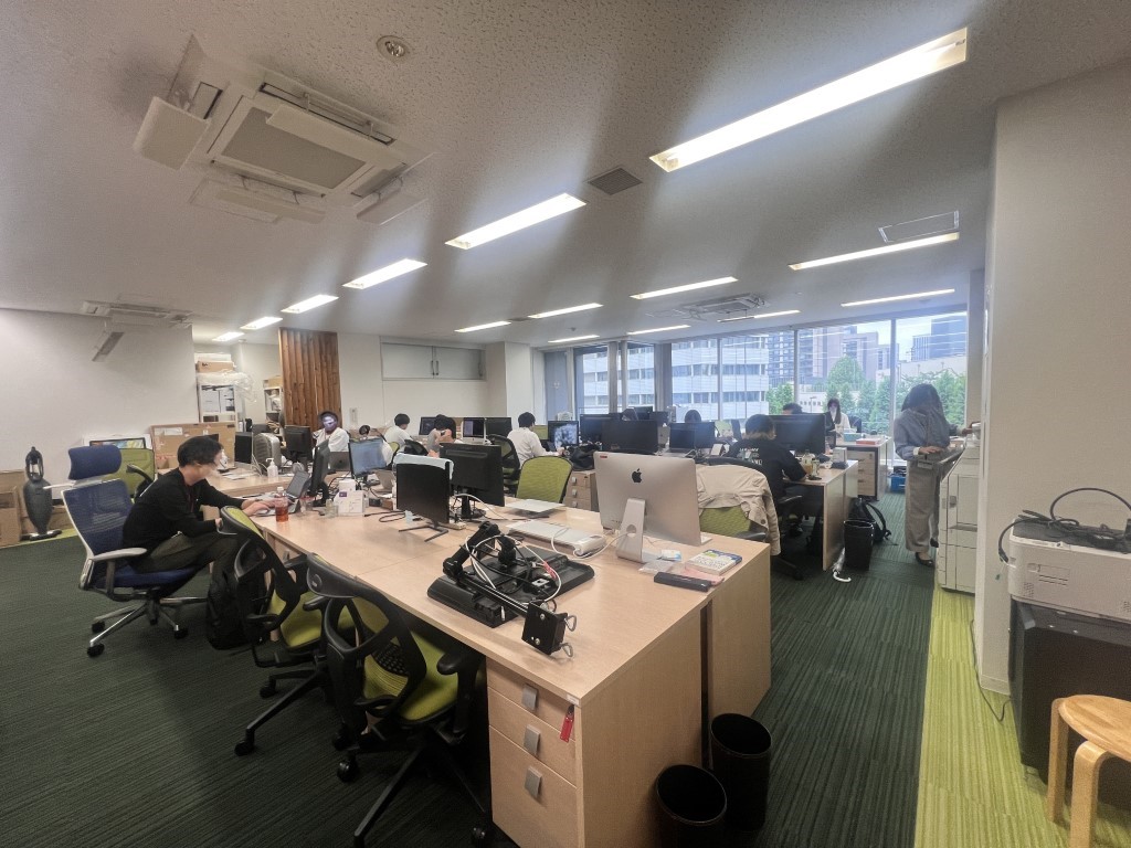 永田町駅徒歩1分！会議室＆什器付きででコスト削減可能な居抜きオフィス　採光のある執務室