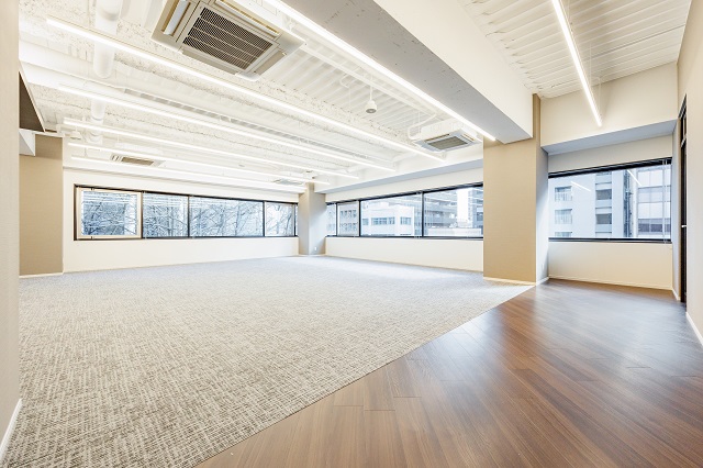 ガラス張り会議室付き！天井高3mの開放感あふれるオフィス
