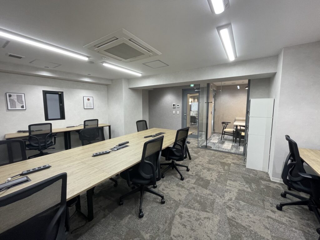 東京都港区の人気エリアに築浅の会議室付きセットアップオフィスの写真1