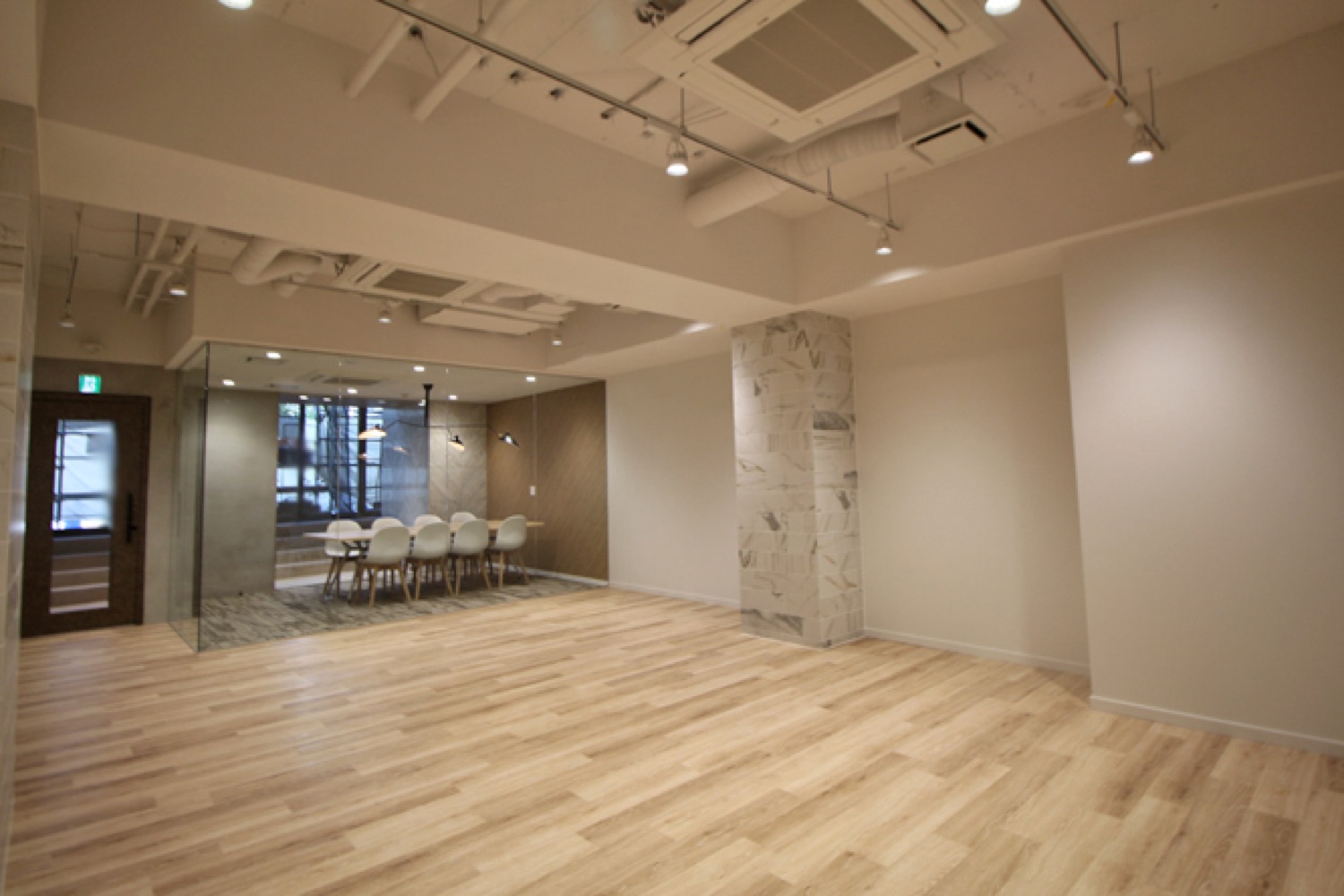 日本橋小伝馬町に天井高・木目調の床が特徴的な清潔感あふれるセットアップオフィス_執務室