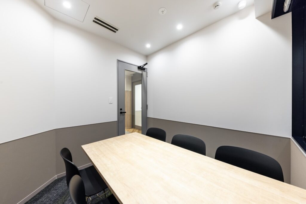 この坪数で希少な会議室付き！温かみのある内装のコンパクトオフィスの写真3