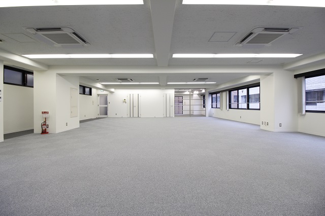 岩本町駅徒歩4分！自由なレイアウトがしやすい会議室付きセットアップオフィス