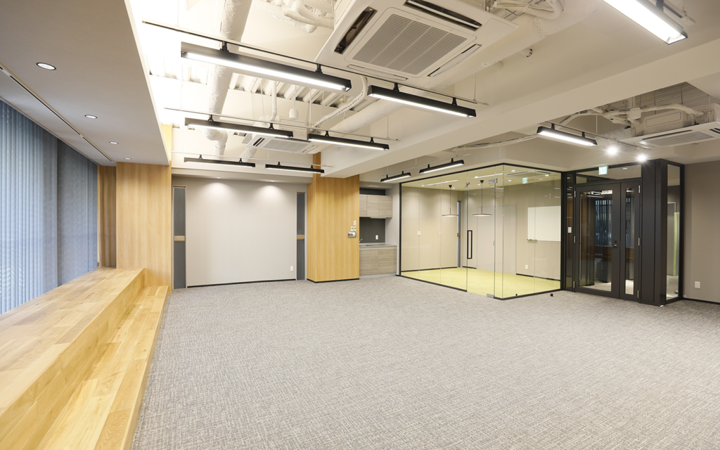 【セットアップ 馬喰町駅4分】天井高3.35mの開放空間と充実の会議室の写真1