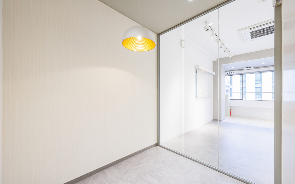 【セットアップ 御成門駅4分】屋上テラス完備！会議室2室の全面リニューアルオフィスの写真1