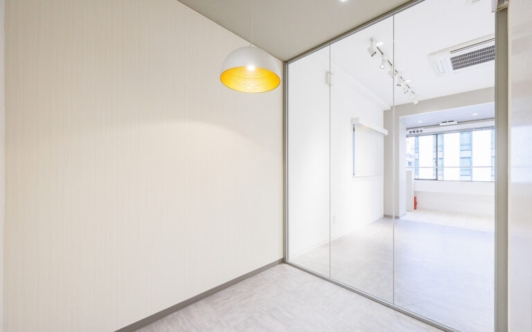 【セットアップ 御成門駅4分】屋上テラス完備！会議室2室の全面リニューアルオフィス