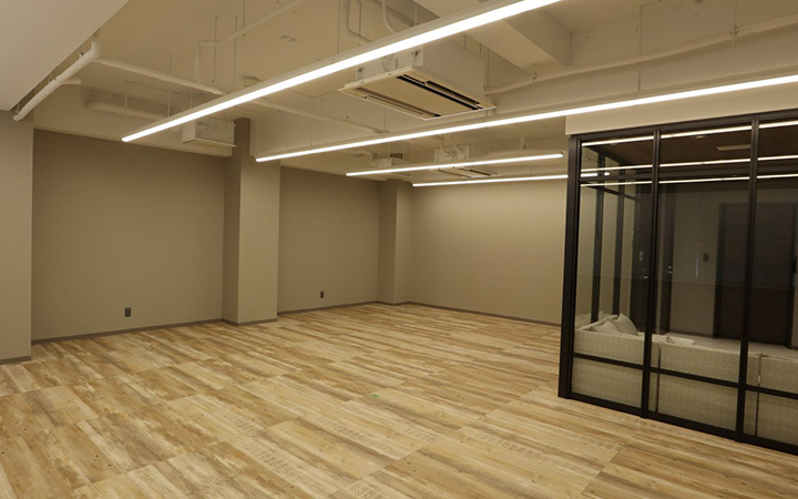 【セットアップ 宝町駅徒歩4分】家具付きラウンジと会議室を備えたリニューアル済みオフィス