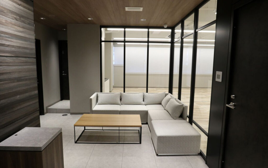 【セットアップ 宝町駅徒歩4分】家具付きラウンジと会議室を備えたリニューアル済みオフィスの写真7