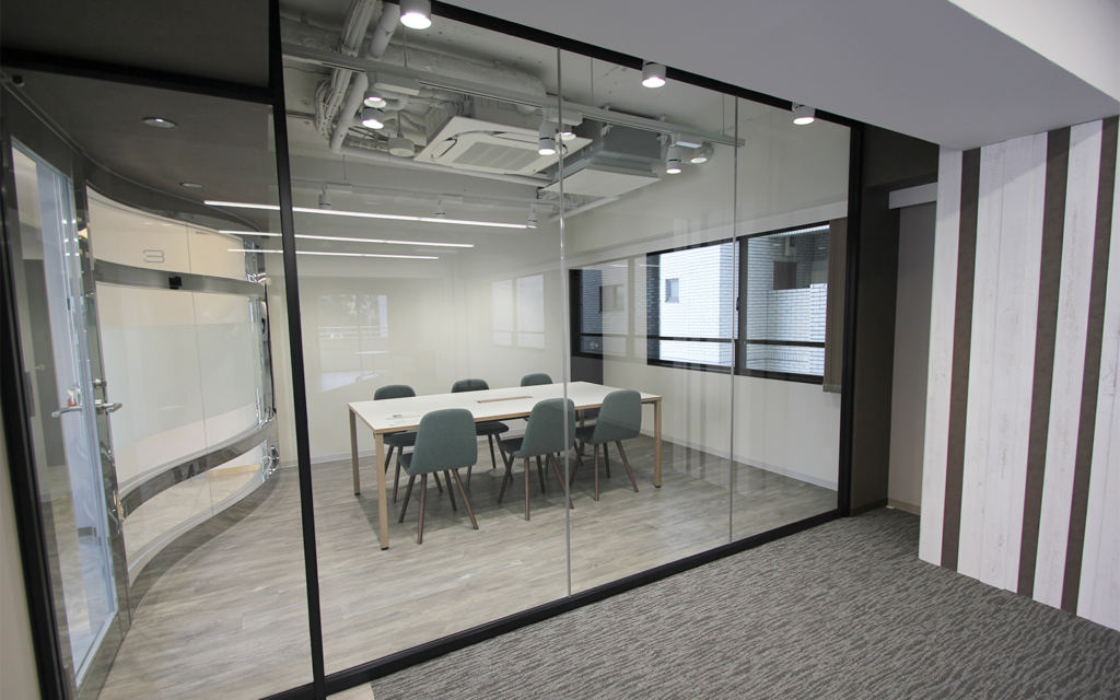 【セットアップ 新宿御苑前駅6分】ガラス張り会議室完備で開放的なデザインオフィスの写真1