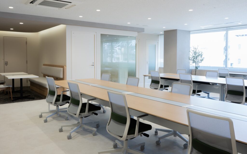 【セットアップ 新宿駅】駅徒歩1分の好立地！最上階プレミアムオフィスの写真1