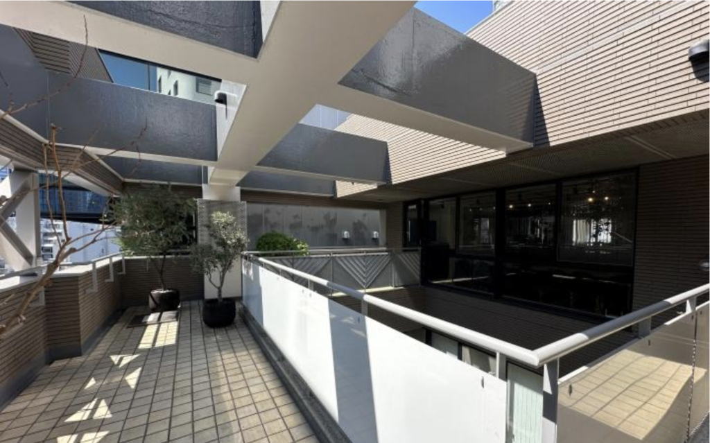渋谷駅徒歩5分！専用バルコニー付きの好立地『居抜き』オフィスの写真6