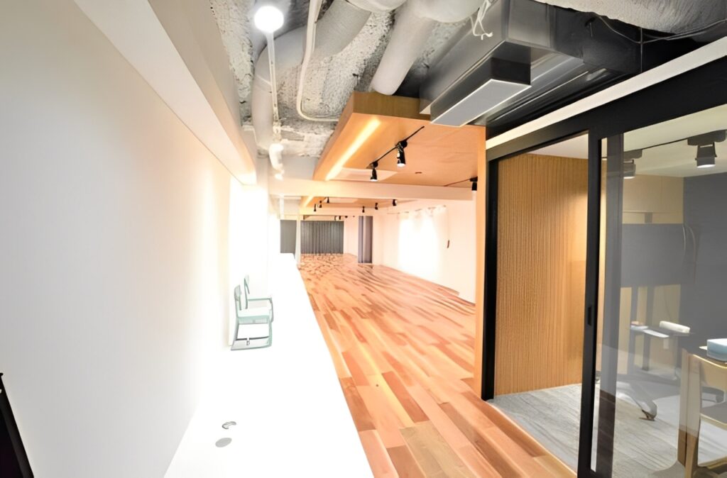 6名会議室完備！ガラスパーティション用いた開放感あるオフィスの写真1