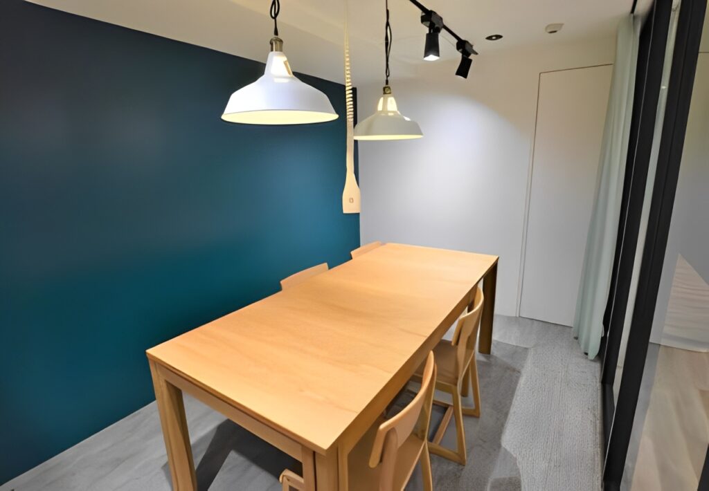 6名会議室完備！ガラスパーティション用いた開放感あるオフィスの写真3