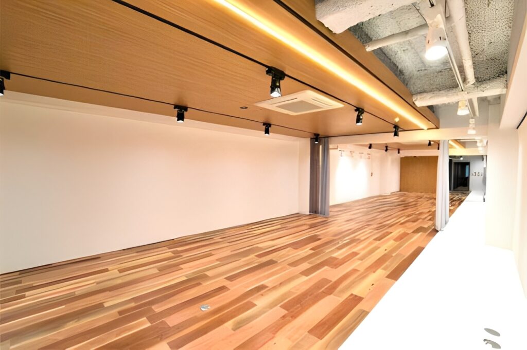 6名会議室完備！ガラスパーティション用いた開放感あるオフィスの写真4