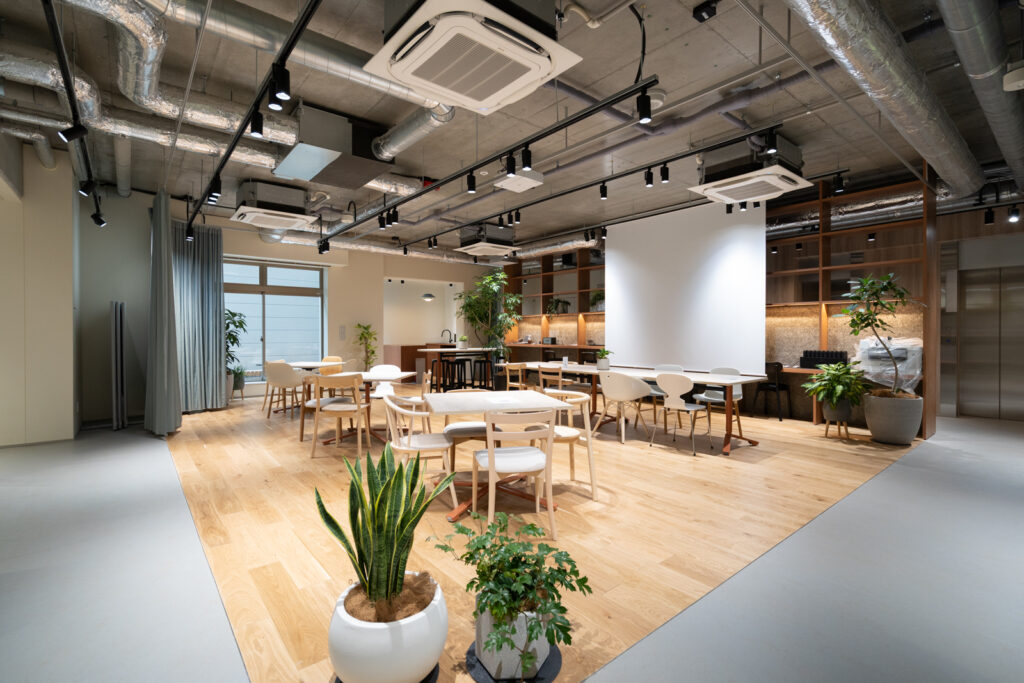 【フルセットアップ 新橋駅】専用バルコニー付きオフィス！共用フォンブース会議室も有りの写真8