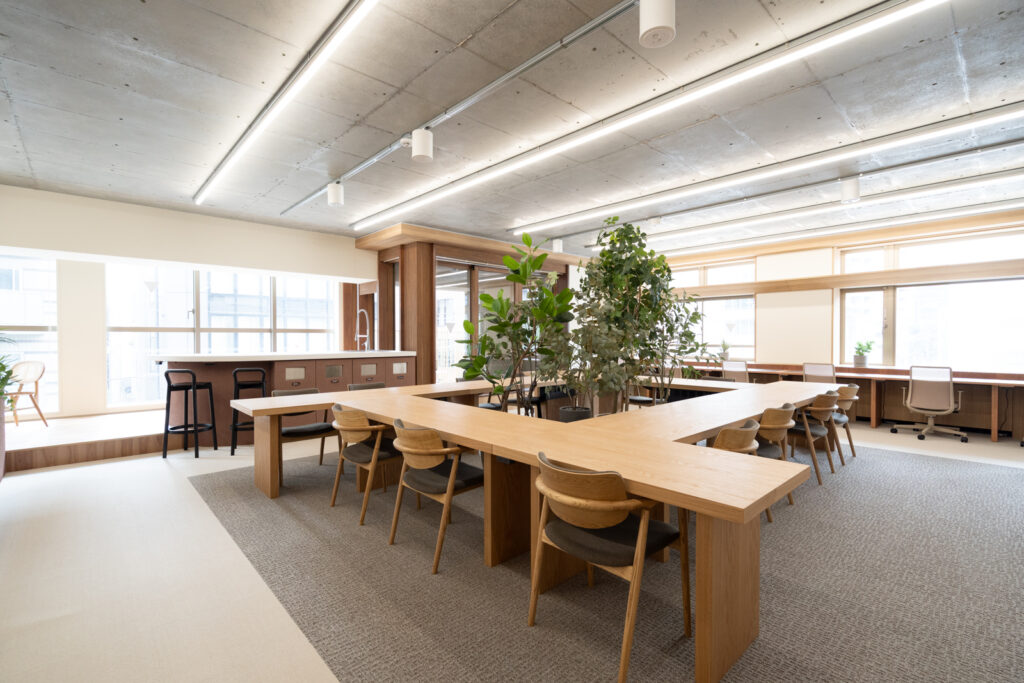 【フルセットアップ 新橋駅】専用バルコニー付きオフィス！共用フォンブース会議室も有りの写真1