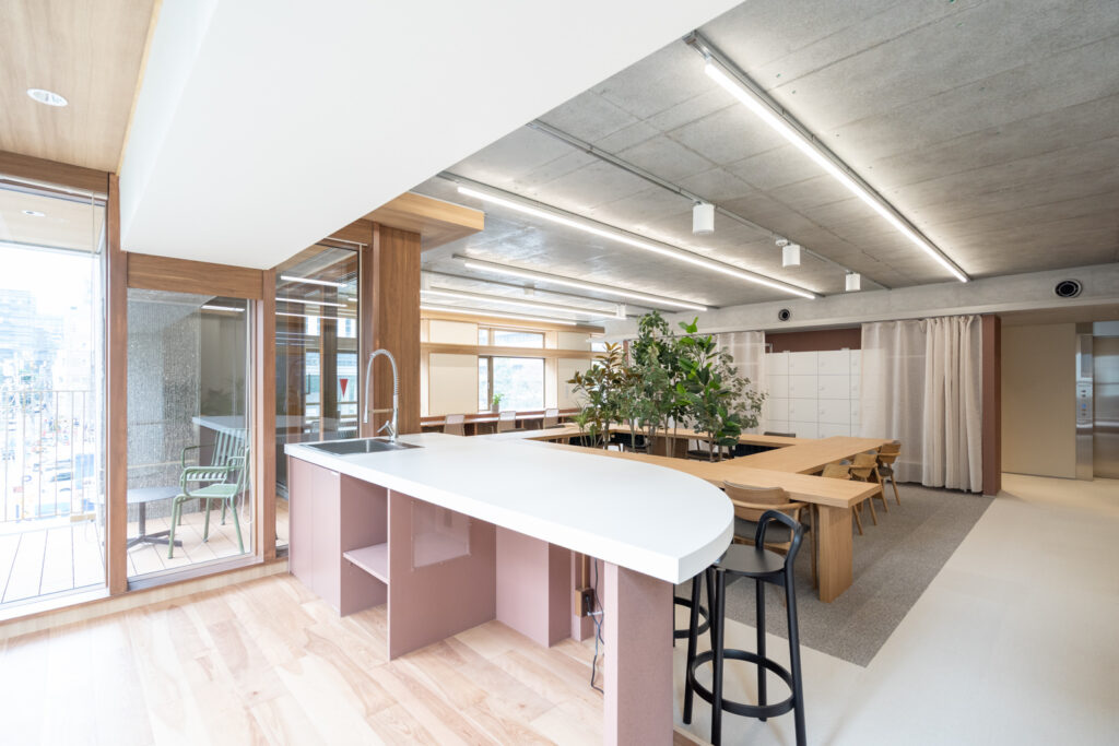 【フルセットアップ 新橋駅】専用バルコニー付きオフィス！共用フォンブース会議室も有りの写真3