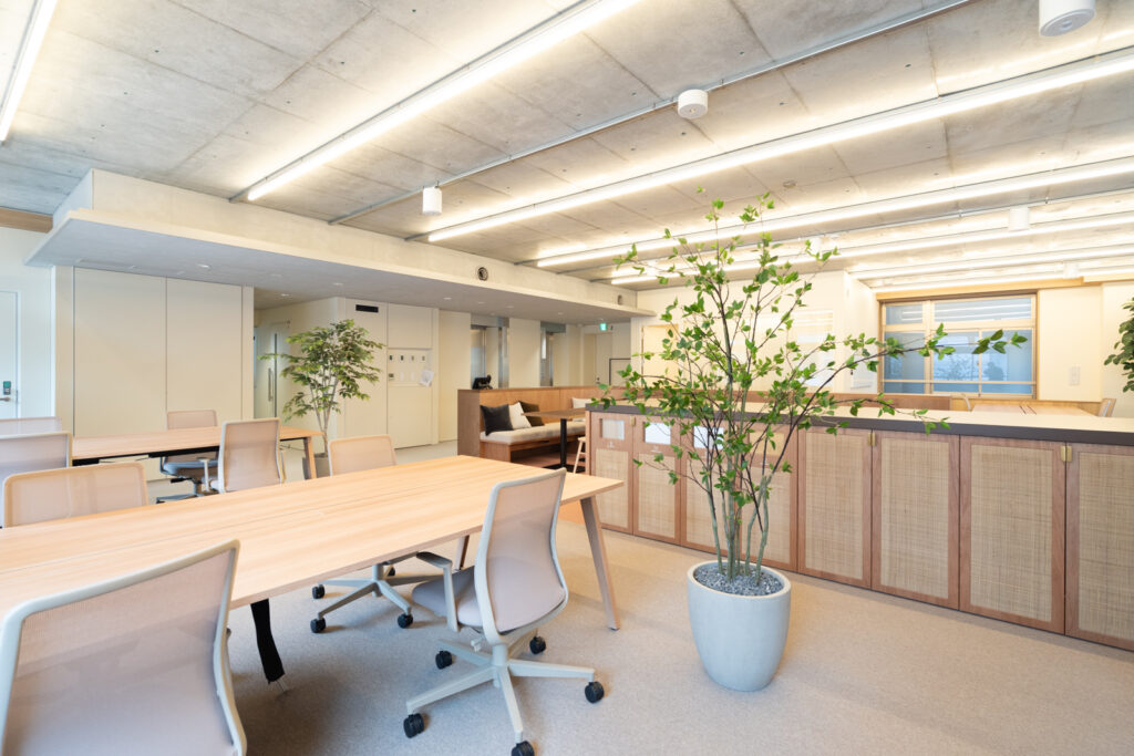 【フルセットアップ 新橋駅】専用バルコニー付きオフィス！共用フォンブース会議室も有りの写真4