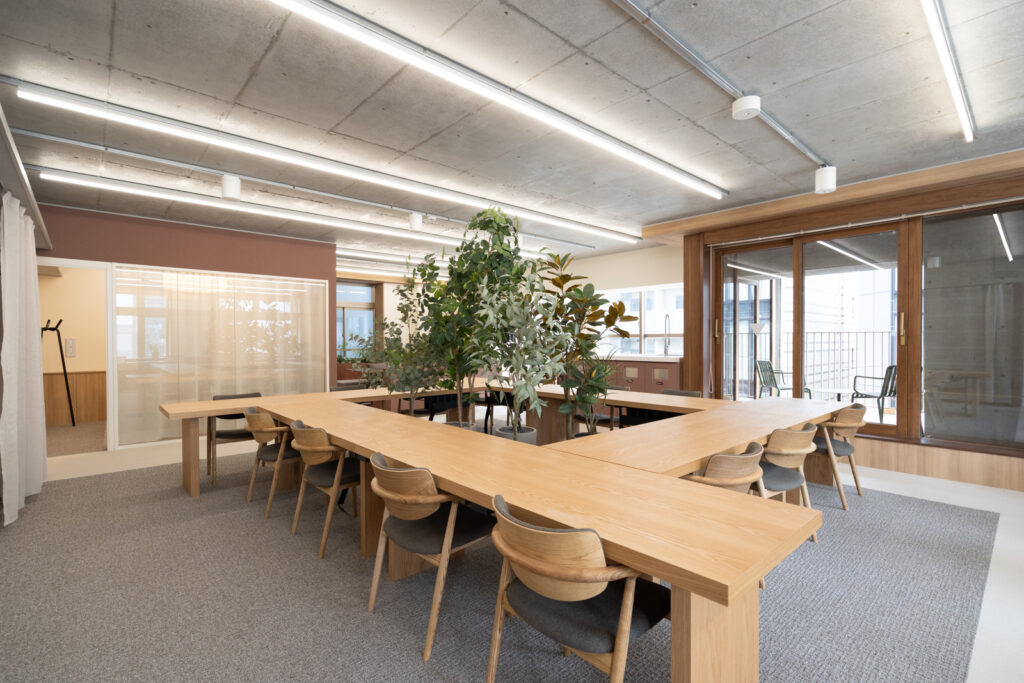 【フルセットアップ 新橋駅】専用バルコニー付きオフィス！共用フォンブース会議室も有りの写真6