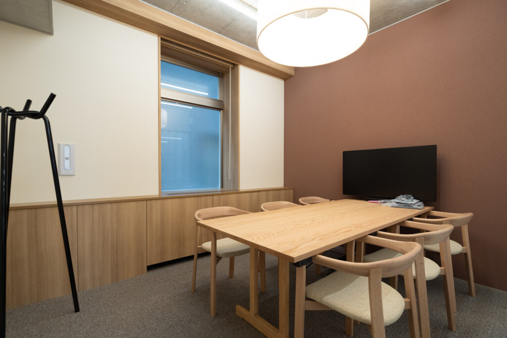 【フルセットアップ 新橋駅】専用バルコニー付きオフィス！共用フォンブース会議室も有りの写真7