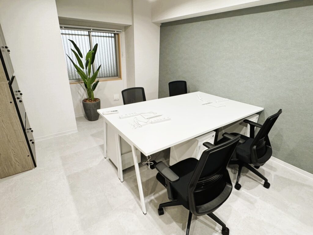 西新宿リノベ済みオフィス！会議室フォンブース完備の充実設備の写真1
