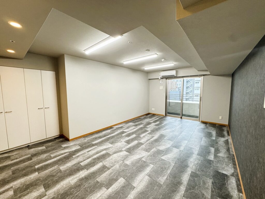 新橋駅徒歩3分！リノベーション済み什器付き【外国籍相談可】の写真1