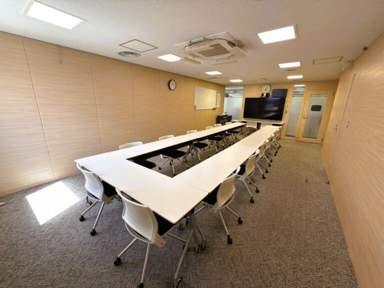 【新宿区居抜き】フォンブース付きでスタイリッシュなオフィス