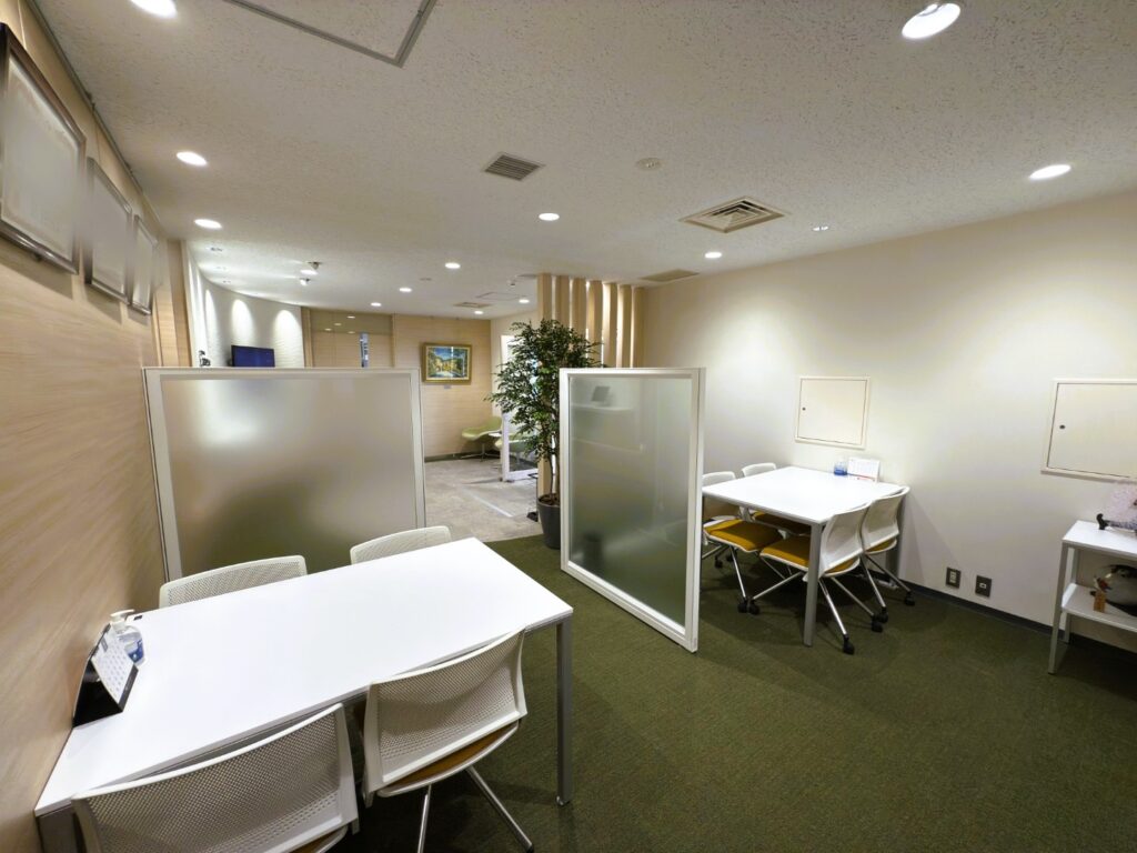 【新宿区居抜き】フォンブース付きでスタイリッシュなオフィスの写真3