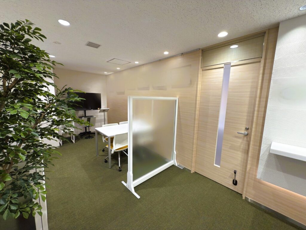 【新宿区居抜き】フォンブース付きでスタイリッシュなオフィスの写真4